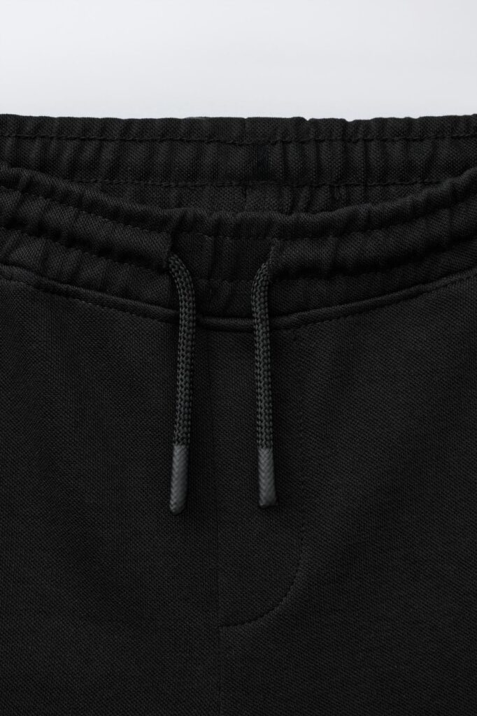 Фото - Бавовняні шортики чорні однотонні від бренду ZARA